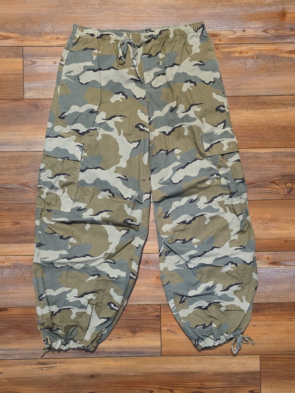 American Eagle Outfitters Camo Parachute Pants (Baggy) Like New! XS